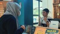 Kamu tak usah khawatir, jika tidak bisa langsung menggunakan bahasa isyarat. Kamu bisa menggunakan bahasa tubuh atau gerak bibir. Atau lebih mudahnya tuliskan saja dalam note ponsel mu ingin memesan apa atau butuh apa. Lalu tunjukkan kepada pekerja di sini.