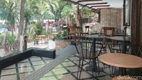 Suasana di sini sama seperti kafe pada umumnya, kok. Mulai dari makanan dan minuman yang beragam, musik syahdu yang mendayu di ruangan dan orang-orang yang saling bercengkrama. Yang membedakan hanya kamu dilayani rekan-rekan disabilitas.