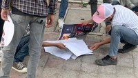 Sementara itu, di luar lokasi diskusi tampak dua kelompok massa pendukung Palestina menolak kehadiran Abdulhakim di Jakarta.