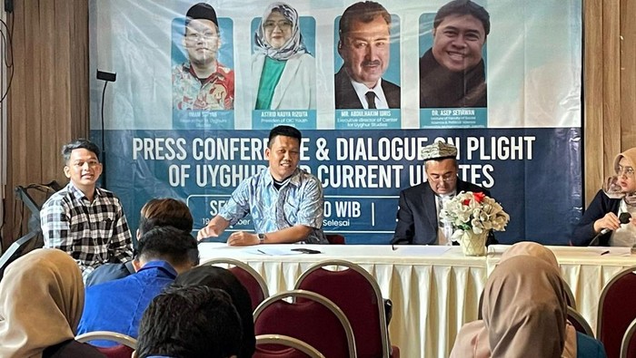 Kala Direktur Eksekutif Center for Uyghur Studies Dituding Bela Israel Direktur Eksekutif dari Center for Uyghur Studies Abdulhakim Idris enggan menanggapi pernyataan Presiden Kongres Uighur Sedunia Dolkun Isa yang mengutuk perlawanan Hamas dalam konflik Israel-Palestina.
