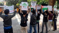 Salah satu perwakilan massa dari Aliansi Mahasiswa Islam Bersatu (AMIB), Amril, menduga Abdulhakim dan organisasinya mendukung Israel dibandingkan Palestina. Hal itu ditunjukkan melalui beberapa artikelnya yang kerap menyudutkan perlawanan Hamas.