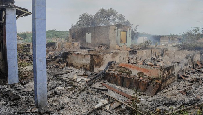 Kampung terdampak Bendungan Karian Kondisi rumah yang telah terbakar di Kampung Karian, Lebak, Banten, Jumat (22/12/2023). Puluhan rumah yang berada di daerah terdampak pembangunan Bendungan Karian tersebut dibakar dan dirobohkan oleh warga setempat agar kayunya tidak mengambang setelah kawasan tersebut dialiri air. ANTARA FOTO/Muhammad Bagus Khoirunas/tom.