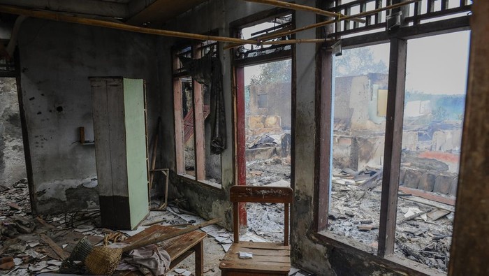 Kampung terdampak Bendungan Karian Kondisi rumah yang telah terbakar di Kampung Karian, Lebak, Banten, Jumat (22/12/2023). Puluhan rumah yang berada di daerah terdampak pembangunan Bendungan Karian tersebut dibakar dan dirobohkan oleh warga setempat agar kayunya tidak mengambang setelah kawasan tersebut dialiri air. ANTARA FOTO/Muhammad Bagus Khoirunas/tom.