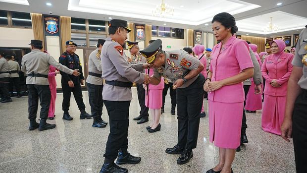 Upacara kenaikan jabatan dipimpin langsung oleh Kapolri Jenderal Listyo Sigit Prabowo. Prosesi Korps Raport itu dilakukan secara terturup di Gedung Rupatama Mabes Polri, Jakarta Selatan, Jumat (22/12/2023).