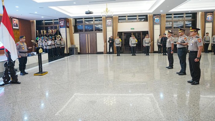 Upacara kenaikan jabatan dipimpin langsung oleh Kapolri Jenderal Listyo Sigit Prabowo. Prosesi Korps Raport itu dilakukan secara terturup di Gedung Rupatama Mabes Polri, Jakarta Selatan, Jumat (22/12/2023).