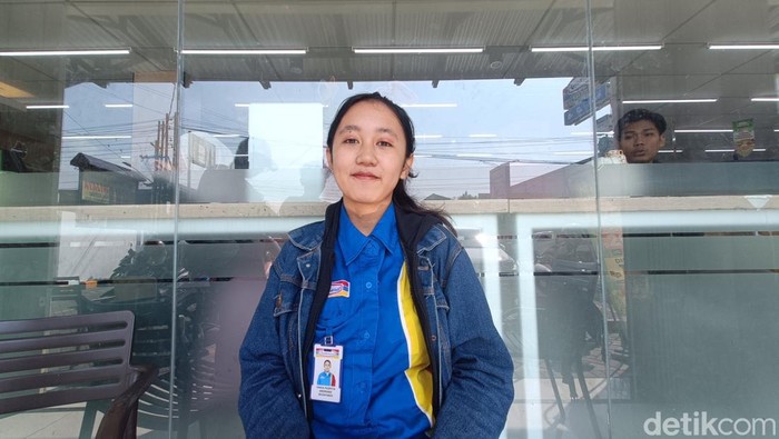 Vania Puspita Andriani, kasir minimarket yang viral karena fasih berbahasa Jepang, saat ditemui Jumat (22/12/2023).