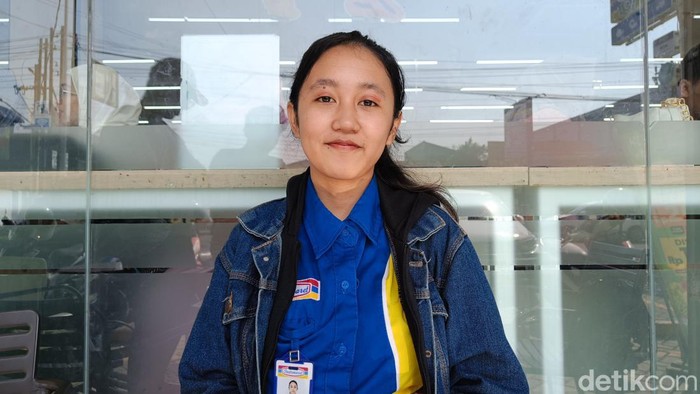 Vania Puspita Andriani, kasir minimarket yang viral karena fasih berbahasa Jepang, saat ditemui Jumat (22/12/2023).