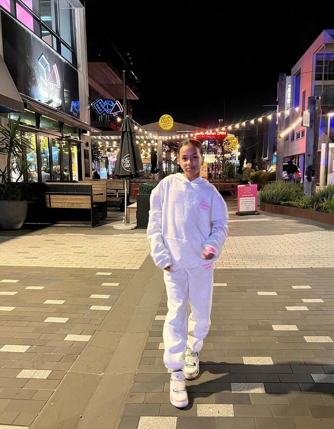 Alih-alih sekolah reguler, Deja akan belajar dengan metode homeschooling yang waktunya dinilai lebih fleksibel. Foto: Instagram/@deja_clarkk