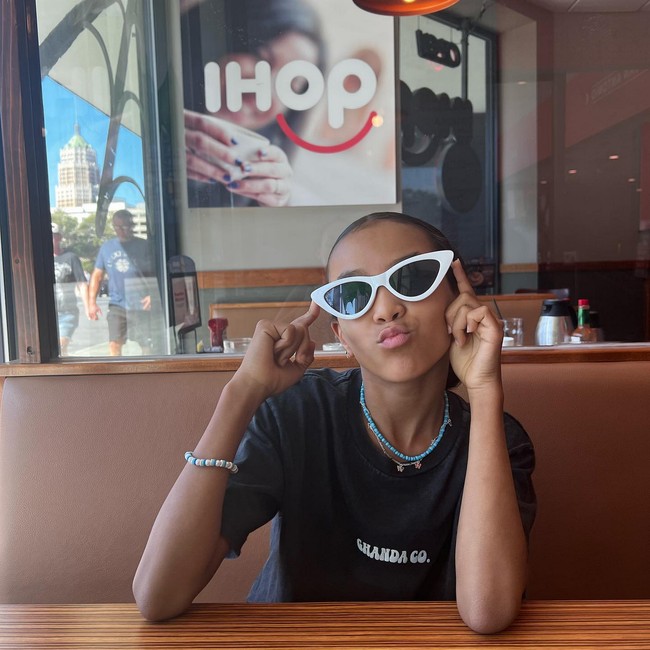 Kat mengaku tidak memaksa anaknya harus belajar homeschooling. Jika nantinya Deja tidak suka sekolah di rumah, dia bisa kembali belajar di sekolah reguler. Foto: Instagram/@deja_clarkk