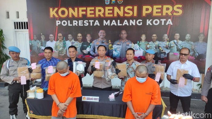 Kedua tersangka dan barang bukti saat dihadirkan dalam konferensi pers