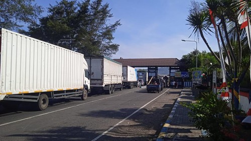 Kemacetan kendaraan besar yang terjadi di Pelabuhan Gilimanuk, Kecamatan Melaya, Kabupaten Jembrana, Jumat (22/12/2023). (Istimewa)