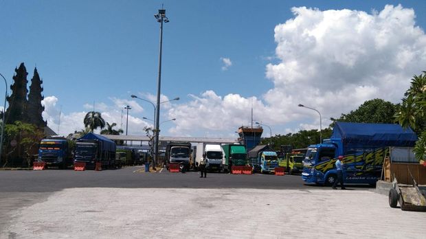 Kemacetan kendaraan besar yang terjadi di Pelabuhan Gilimanuk, Kecamatan Melaya, Kabupaten Jembrana, Jumat (22/12/2023). (Istimewa)
