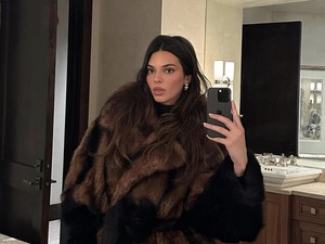 Kendall Jenner Dikecam Pakai Mantel Rp 417 Miliar, Dituduh dari Bulu Hewan