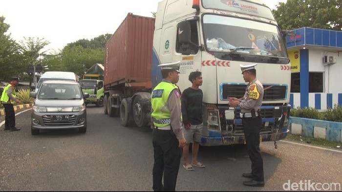 Kendaraan kategori sumbu tiga di atas diputar balikan saat akan masuk Tol Cipali.