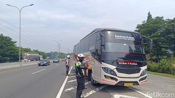 Kendaraan menuju Puncak, Bogor diperiksa. (Rizky/detikcom)