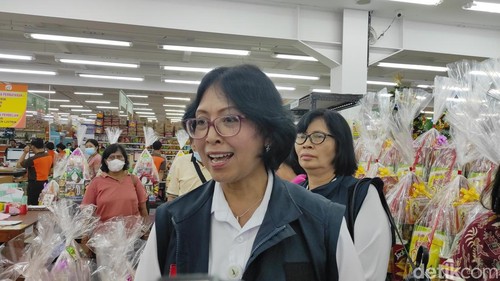 Kepala BBPOM di Denpasar I Gusti Ayu Adhi Aryapatni memberikan keterangan pers seusai melakukan pengecekan pangan olahan dan kemasan pada swalayan Freshindo, Denpasar, Jumat (22/12/2023). (I Wayan Sui Suadnyana/detikBali)