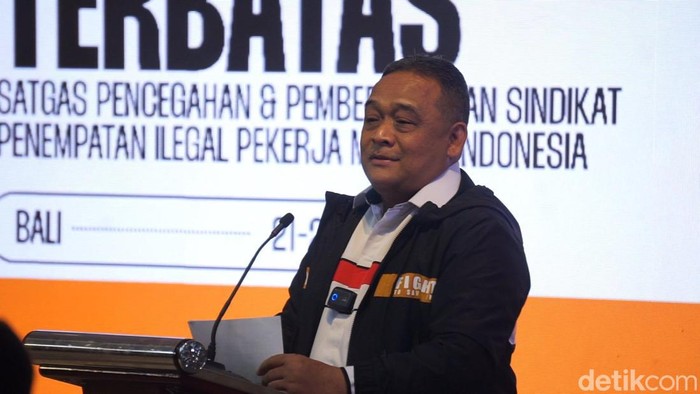 Kepala BP2MI Benny Rhamdani memberi arahan saat Raker Terbatas Satgas Pencegahan dan Pemberantasan Sindikat Penempatan Ilegal PMI di Kuta, Badung, Kamis malam (21/12/2023). (Agus Eka/detikBali)