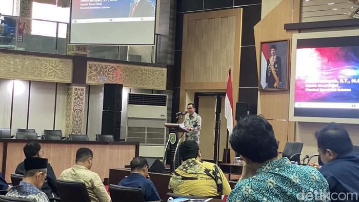 Kepala Dinas ESDM Provinsi Sumatera Selatan saat Talkshow mengenai peran sektor pertambangan dalam peningkatan perekonomian dan pembangunan di Provinsi Sumatera Selatan.
