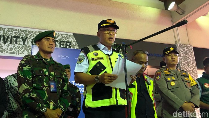 Kepala Kantor Otoritas Bandara Wilayah VI Padang, Capt Megi Helmiadi (M Afdal/detikSumut)