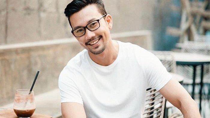 Keseruan Denny Sumargo Saat Buat Bakwan hingga Makan Coto Makassar Keseruan Denny Sumargo Saat Buat Bakwan hingga Makan Coto Makassar