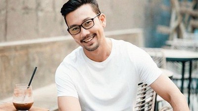 Keseruan Denny Sumargo Saat Buat Bakwan hingga Makan Coto Makassar