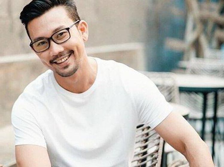 Keseruan Denny Sumargo Saat Buat Bakwan hingga Makan Coto Makassar