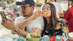 Keseruan Denny Sumargo Saat Buat Bakwan hingga Makan Coto Makassar