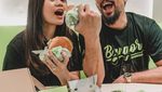Keseruan Denny Sumargo Saat Buat Bakwan hingga Makan Coto Makassar