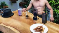 Agar bentuk tubuhnya tetap ideal dan atletis, Denny memang memperhatikan pola makannya. Untuk sarapan biasanya ia cukup dengan makan roti dan secangkir kopi hitam. Foto: Instagram