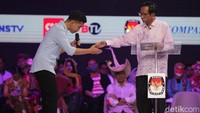 Gibran lalu berjalan menuju Mahfud Md dan menyalaminya.