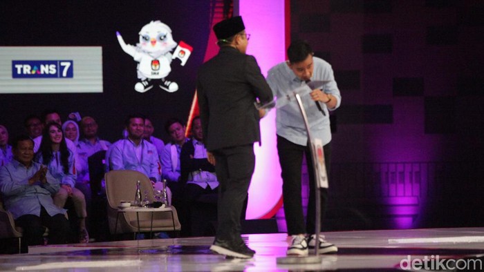 Ketika Gibran Salami Mahfud-Cak Imin Saat Tutup Debat