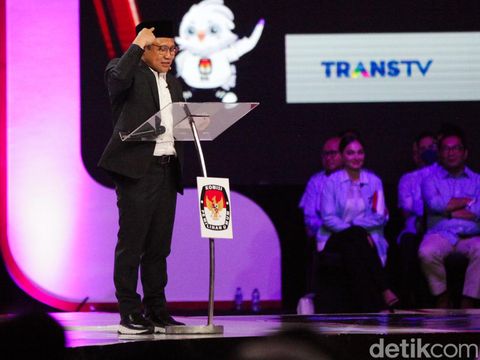 Ketika Gibran Salami Mahfud-Cak Imin Saat Tutup Debat