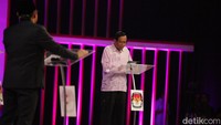 Selanjutnya, giliran Mahfud MD memberikan pesan dan kesan terakhir di debat cawapres.