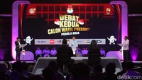 Cawapres nomor urut 2, Gibran Rakabuming Raka, membacakan closing statement. Gibran turut menyalami cawapres lain yakni Mahfud Md dan Muhaimin Iskandar (Cak Imin).
