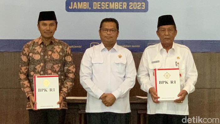 Ketua DPRD Jambi saat ikut menghadiri penyerahan LHP BPK ke Pemprov Jambi.