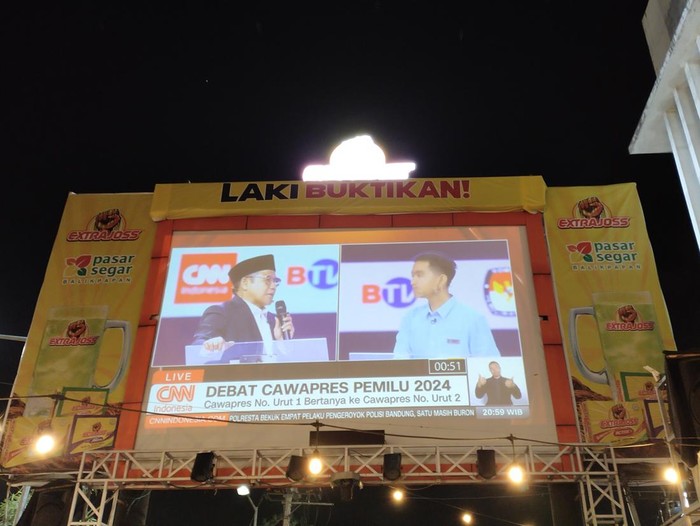 Ketua Umum PSI Kaesang Pangarep nobar Debat Cawapres bersama warga Balikpapan, Kaltim, Jumat (22/12/2023).
