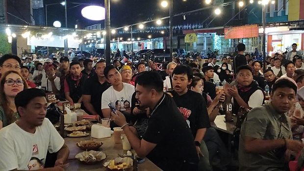 Ketua Umum PSI Kaesang Pangarep nobar Debat Cawapres bersama warga Balikpapan, Kaltim, Jumat (22/12/2023).