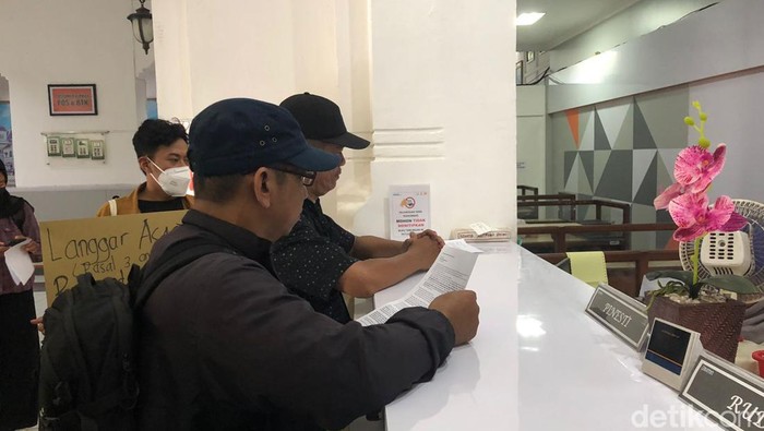 Koalisi Pegiat HAM Jogja mengirimkan surat ke Presiden Jokowi, Jumat (22/12/2023). Mereka melaporkan Mendag Zulkifli Hasan soal pidato Saking Cintanya pada Capres,,.
