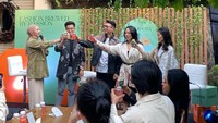 Kolaborasi unik antara industri fashion dengan industri kopi makin populer beberapa tahun terakhir. Kolaborasi semacam ini menggabungkan elemen-elemen dari kedua industri untuk menciptakan produk yang tidak biasa.