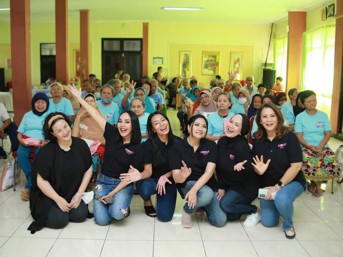 Komunitas Female 90s