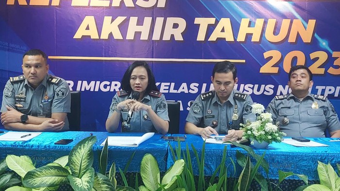 Konferensi pers Imigrasi Jaksel (Sholihin/detikcom)