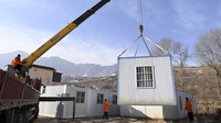 Kontainer yang disulap jadi rumah itu didirikan di Desa Meipo, Jishishan, Provinsi Gansu, Kamis (21/12/2023) waktu setempat.