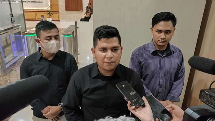 Koordinator Forum Aktivis Dakwah Kampus Indonesia, Umar Segala, melaporkan capres nomor urut 1, Anies Baswedan, ke Bareskrim Polri terkait dugaan penistaan agama karena penggunaan akronim AMIN.