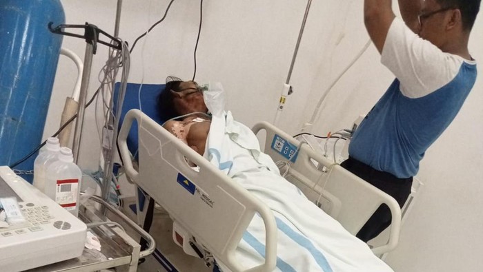 Korban pekerja bangunan tersengat listrik saat mendapat perawatan intensif.