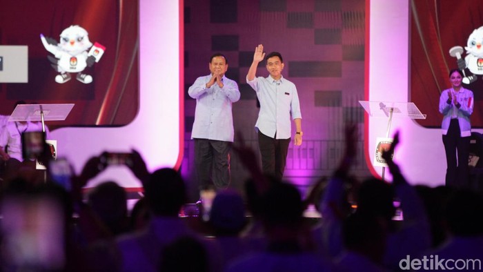 Kostum Khas Capres-Cawapres di Debat Kedua Pilpres 2024
