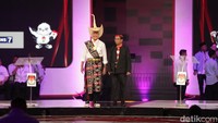Terakhir, pasangan capres-cawapres nomor urut 3 Ganjar-Mahfud tampil berbeda. Kali ini keduanya tampil mengenakan pakaian adat.