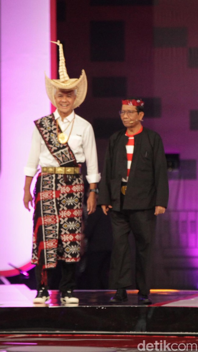 Debat kedua yang digelar khusus untuk cawapres, paslon nomor urut 3 ini bersolek dengan busana daerah. Ganjar yang pernah menjabat sebagai Gubernur Jawa Tengah memakai kemeja putih lengkap dengan kain rote dari Nusa Tenggara Timur (NTT), lengkap dengan topi tiilangga. (Foto: Andhika Prasetia/detikcom)