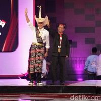 Sementara itu, pilihan Ganjar jatuh pada baju dari daerah asalnya, Madura Jawa Timur, yang identik dengan kaus bermotif garis putih-merah. Baju tersebut disesuaikan dengan tema debat, yakni seputar ekonomi (ekonomi kerakyatan dan ekonomi digital), finansial, dan pengelolaan APBN-APBD. “Kenapa pakai ini? Karena saya orang Madura dan sekarang kesempatan menunjukan masalah yang dihadapi rakyat termasuk masalah yang dihadapi orang Madura, imbuhnya sebelum menghadiri debat seperti dikutip detikNews, Jumat (22/12/2023). (Foto: Andhika Prasetia/detikcom)