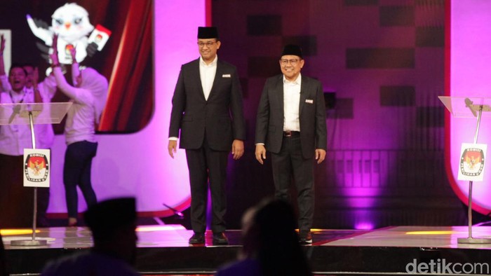Kostum Khas Capres-Cawapres di Debat Kedua Pilpres 2024