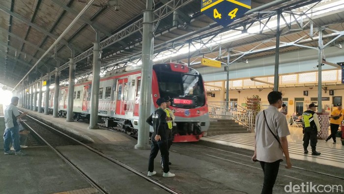 KRL Solo-Jogja di Stasiun Balapan, Jumat (22/12/2023)